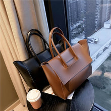 Stylish Large Capacity Women’s Retro Shoulder Tote Bag