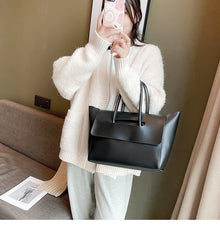 Stylish Large Capacity Women’s Retro Shoulder Tote Bag